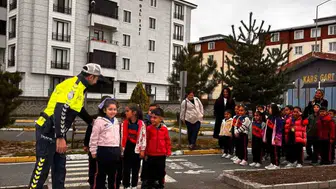 Kars'ta miniklere trafik dersi uygulamalı olarak verildi