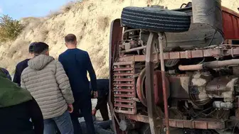 Burdur'da yük kamyonu devrildi: 1 kişi yaralandı