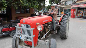Aydın'da 88 yaşındaki çiftçi 69 yıllık traktörüyle üretime devam ediyor
