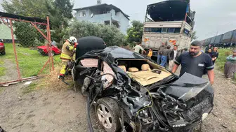 Hatay'da tren otomobile çarptı: 2 yaralı