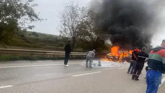 Bandırma'da kontrolden çıkan otomobil alev aldı: 2 yaralı