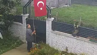 Sakarya'da 77 yaşındaki adamın Cumhuriyet Bayramı coşkusu kamerada