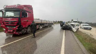 İzmir'in Ödemiş ilçesinde tırla kamyonet çarpıştı: 1 ölü, 1 yaralı