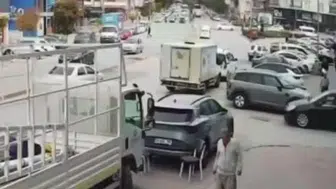 Kırşehir'de ters yönden giden motosikletin otomobile çarpma anı güvenlik kamerasında