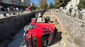 Kastamonu'da park halindeki tır çaya uçtu