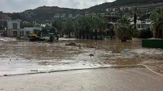 Bodrum'da sağanak su baskınlarına yol açtı: Yollar kapandı, duvar çöktü