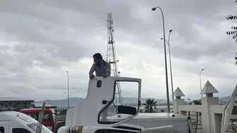 Kahramanmaraş'ta otomobilin sıkıştırdığı kamyon cami duvarına çarptı
