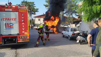 Dursunbey'de hareket halindeki ticari minibüs yandı