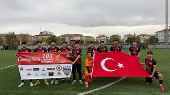 1966 Turanspor sahaya Cumhuriyet Bayramı pankartıyla çıktı