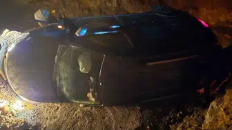 Siirt'te hafif ticari araç takla attı, anne oğlu yaralandı