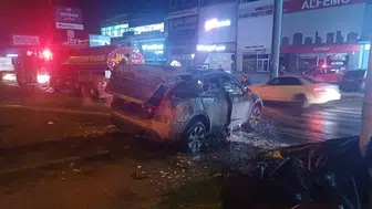 Aydın'da tırla çarpışan elektrikli otomobil küle döndü: Alevler 3 saatte söndürüldü