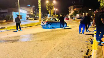 Antalya'da palmiyeye çarpan otomobilden 2 yaralı