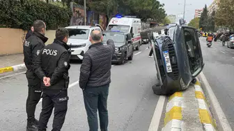 Beylikdüzü'nde iki aracın çarpıştığı kazada bir otomobil yan yattı