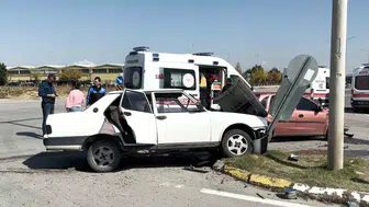 Aksaray'da iki otomobil çarpıştı, 2 sürücü yaralı