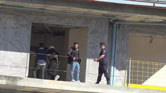 Alanya'da maaşını alamayan işçi inşaatın balkonuna çıktı