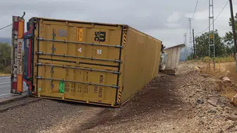 Adıyaman'da kontrolden çıkan tır yan yattı