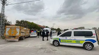 Kamyonet ile polis aracı çarpıştı: 2 polis yaralandı
