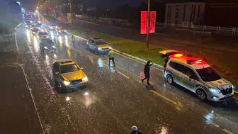 Erzincan'da sağanak yağış nedeniyle zincirleme kaza: 5 araç karıştı
