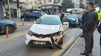 Eskişehir'de iki otomobil kafa kafaya çarpıştı