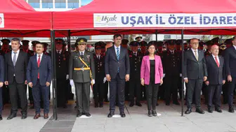 Uşak'ta 29 Ekim Cumhuriyet Bayramı kutlamaları çelenk töreniyle başladı