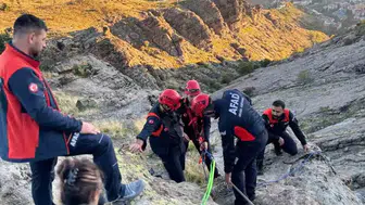 Tunceli'de sarp kayalıklarda mahsur kalan keçileri AFAD kurtardı