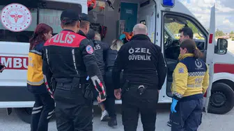 Alkollü kadın, caddeye atlayarak polisle zorluk yaşattı