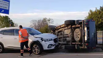 Otomobile çocuk bırakıp kaçan sürücü, yayaya çarpıp 2 araca çarptı