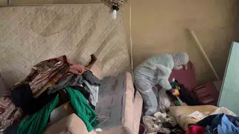 Beyoğlu'nda kötü koku şikayeti üzerine girilen evden 4 ton çöp çıkarıldı
