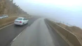 Hatay'da otomobil refüje çarptı, tır sürücüsünün tepkisi kamerada