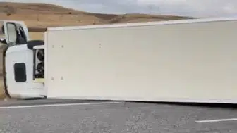 Van'da devrilen tırın sürücüsü yaralandı