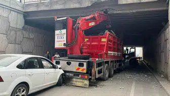 Vinç köprüye çarptı, otomobil de vince çarptı: 4 yaralı