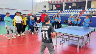 Tomarza'da Cumhuriyet Kupası heyecanı: İki branşta kıyasıya mücadele