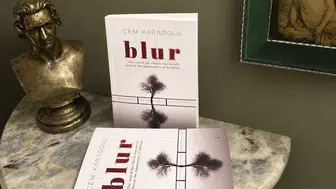Belirsizlik felsefesi üzerine: BLUR raflardaki yerini aldı