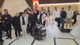 Bandırma'daki düğünde sıra dışı takı: Tır şoförü damada 25 bin TL'lik tır lastiği takıldı