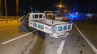 Otomobil kamyonete çarparak takla attı, 1'i ağır 3 yaralı