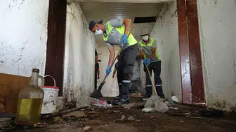 Kepez’de yaşlı kadının çöp evine operasyon düzenlendi