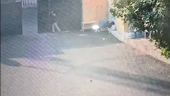 Gaziantep'te fıstık halinin demir kapısı bekçinin üzerine devrildi