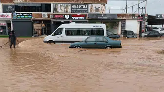 Silifke'de aşırı yağışlar sele neden oldu, araçlar mahsur kaldı