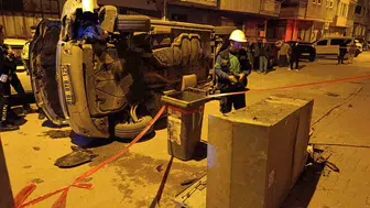 İnegöl'de minibüs elektrik panosuna çarpıp devrildi, sürücü kaçtı