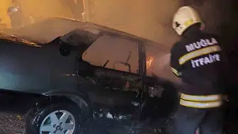 Bodrum’da tek taraflı trafik kazası sonucu otomobil alev aldı
