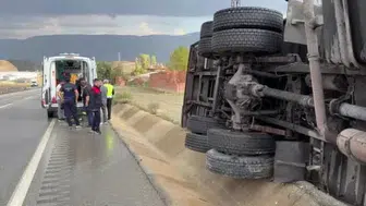 Kastamonu'da devrilen kamyondaki 2 kişi yaralandı