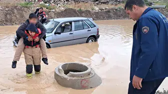 Hatay'da itfaiyeci, mahsur kalan çocuğu sırtında taşıyarak kurtardı