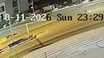 İki otomobil çarpıştı, elektrik direğine çarpan otomobil yandı: 2 yaralı