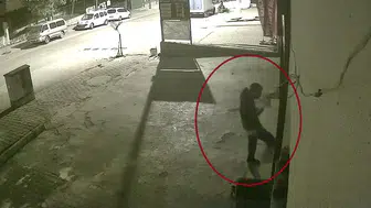Siirt'te ayakta durmakta güçlük çeken şahsın iş yeri camını kırdığı anlar kamerada