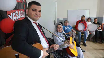 Oyuncak gitarla müziğe başlayan otizmli Ertuğrul artık özel bireylere eğitim veriyor