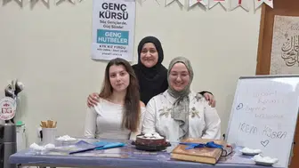 Simav'da kız yurdundaki öğrenciler 3 haftada Kur'an-ı Kerim okumaya geçti