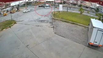 Antalya'da otomobil havada takla attıktan sonra tekerleri üzerine düştü