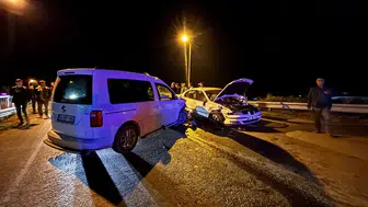 Erzincan'da hafif ticari araç ile otomobil çarpıştı: 2 yaralı