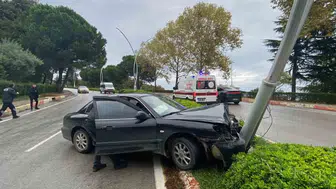 Samsun'da otomobil aydınlatma direğine çarptı: Maddi hasar oluştu