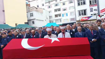 Trabzon'da kalp krizi geçiren polis memuru Şahin Sağlam son yolculuğuna uğurlandı